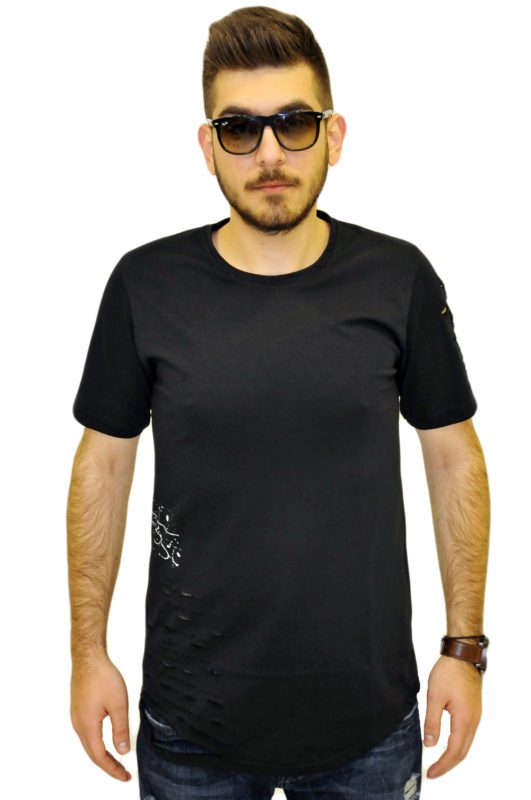 Μαύρο βαμβακερό μπλουζάκι με τρύπες στο πλάι και από πάνω στάμπα με άσπρες πιτσιλιές