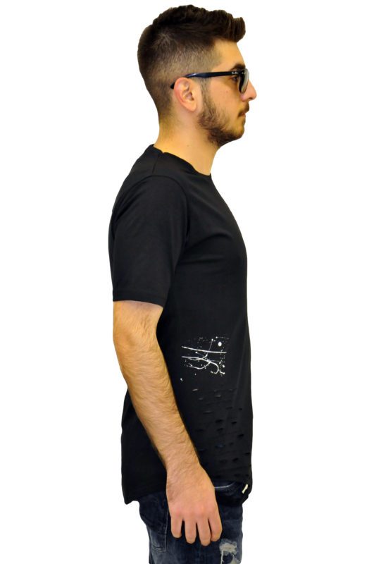 Μαύρο βαμβακερό μπλουζάκι με τρύπες στο πλάι και από πάνω στάμπα με άσπρες πιτσιλιές