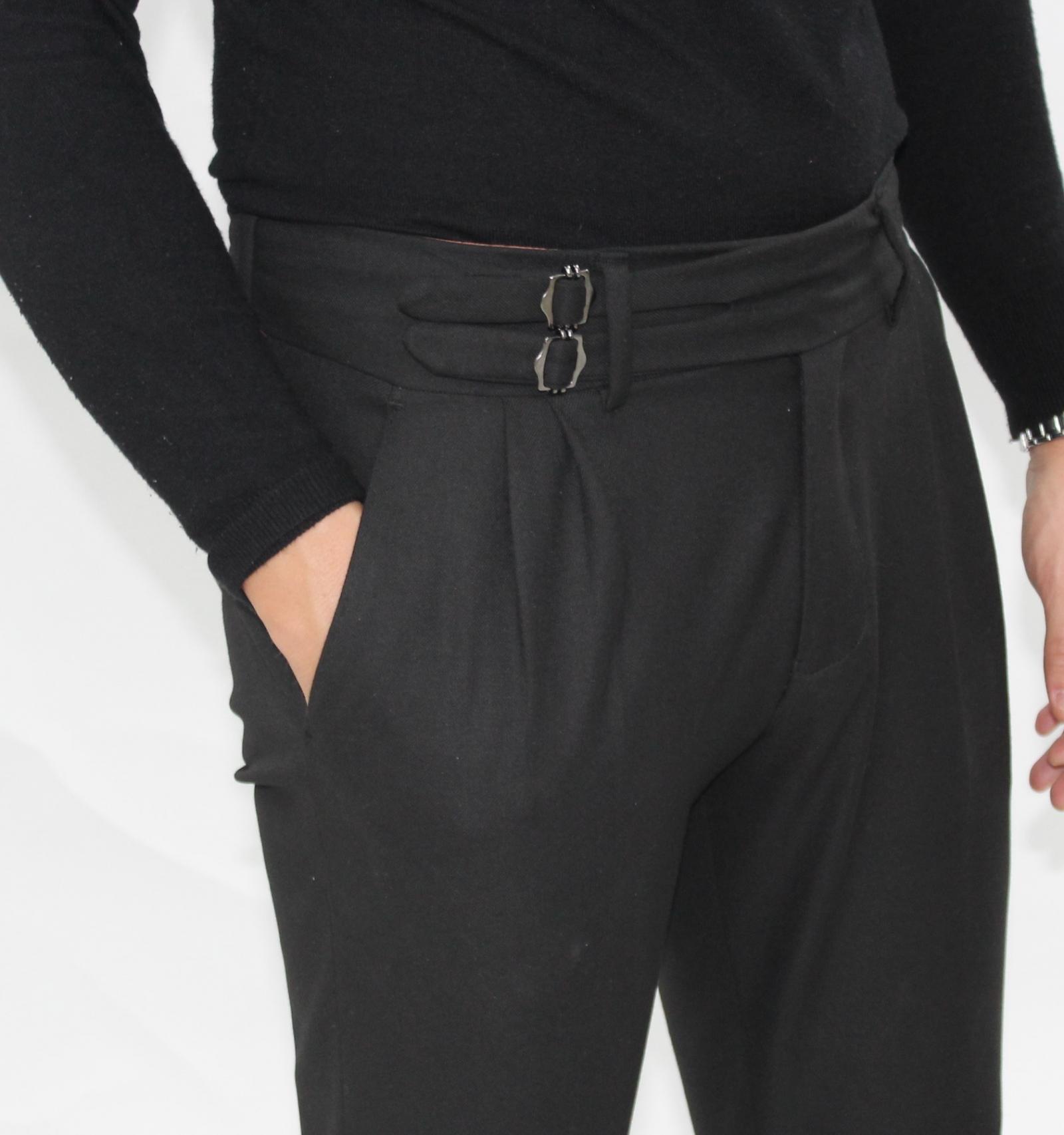 Μαύρο υφασμάτινο παντελόνι με διπλές πιέτες και αξεσουάρ στο ζωνάρι DEZIGN