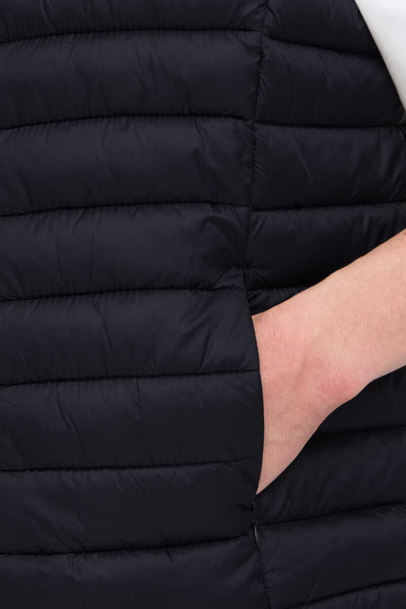 Μαύρο αμάνικο μπουφάν σε κανονική γραμμή BLEND COMPANY