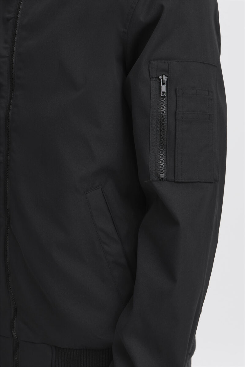 Μαύρο καλοκαιρινό μπουφάν σε κανονική γραμμή BLEND COMPANY